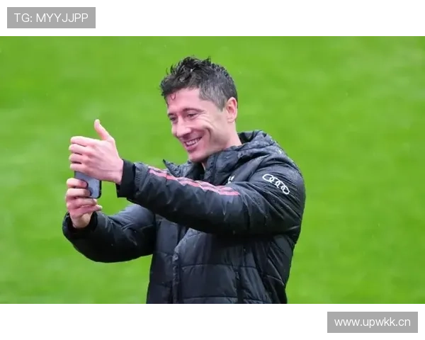 莱万领衔首发18岁小将亮相